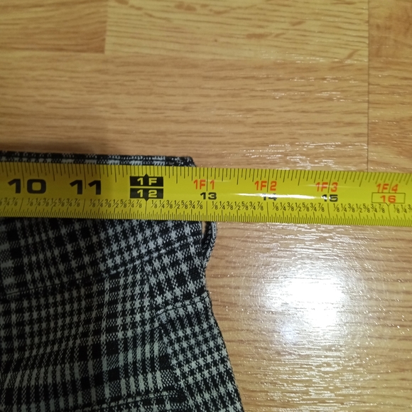 American Eagle cropped pants. Black plaid pattern. Size 0 short. EUC. - Picture 6 of 8
